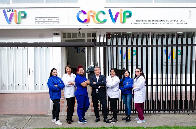 Equipo de VIP Salud Ocupacional frente a su sede