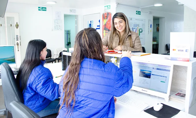 Equipo de recepción orientando a una visitante en VIP Salud Ocupacional